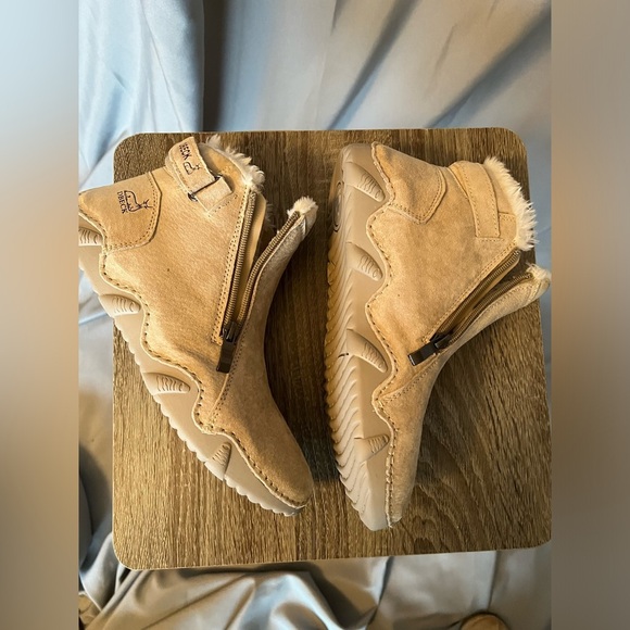 DBECK Tan Suede Ankle Boots with Fur Lining - Picture 2 of 10